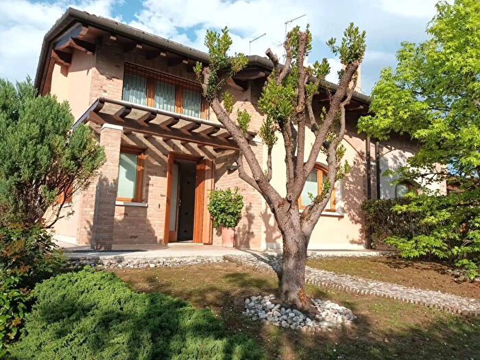 Casa con 6 locali in vendita in Via La Motta, Paese