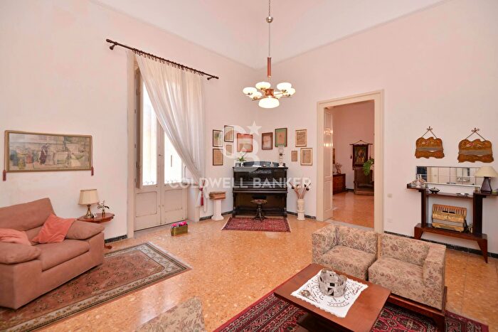 Appartamento con 10 locali in vendita in Via degli Antoglietta, Lecce