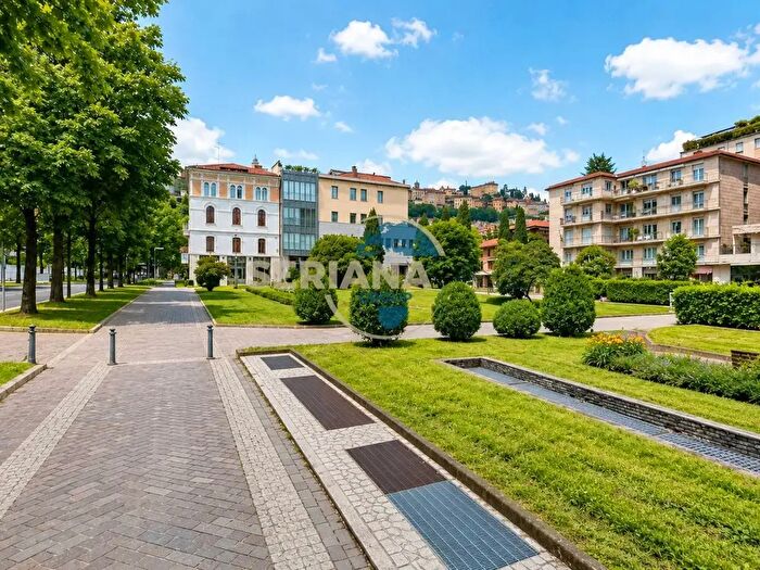 Appartamento quadrilocale in vendita in Via Locatelli, Bergamo