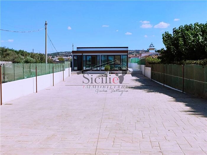 Casa con 6 locali in vendita in Scicli