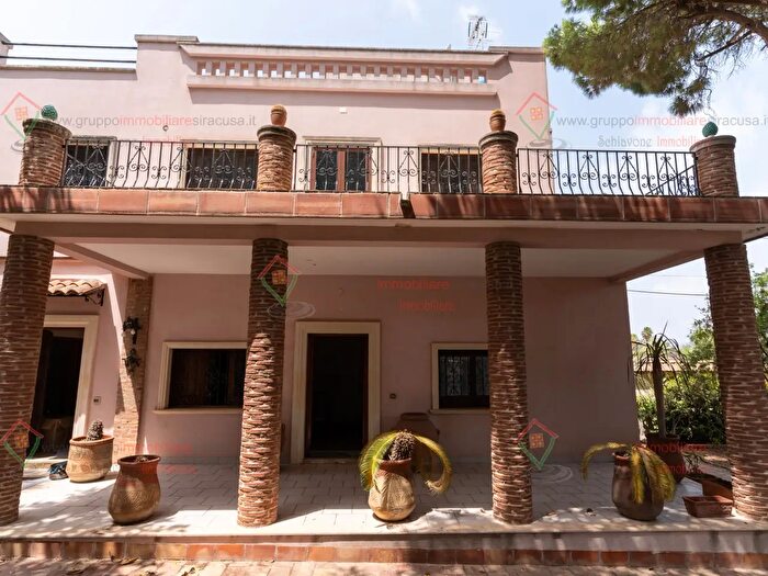Casa con 7 locali in vendita in Siracusa