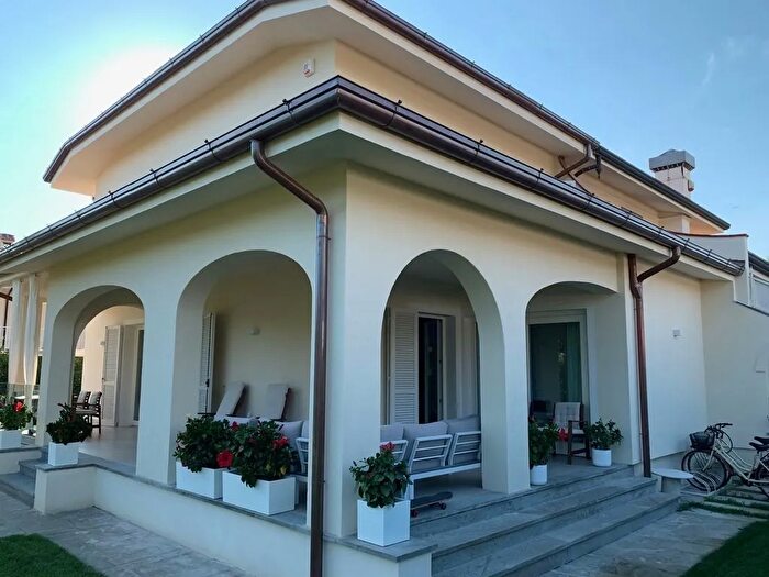 Casa quadrilocale in affitto in Via Ammiraglio Morin a, Forte Dei Marmi