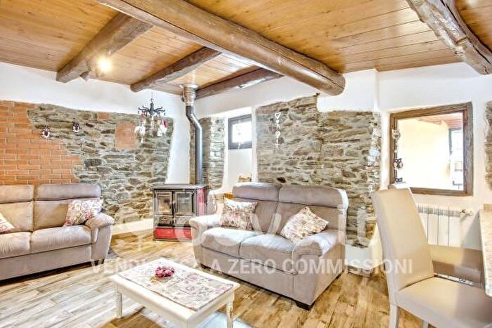 Casa con 5 locali in vendita in Piazza Castello, Maccagno con Pino e Veddasca