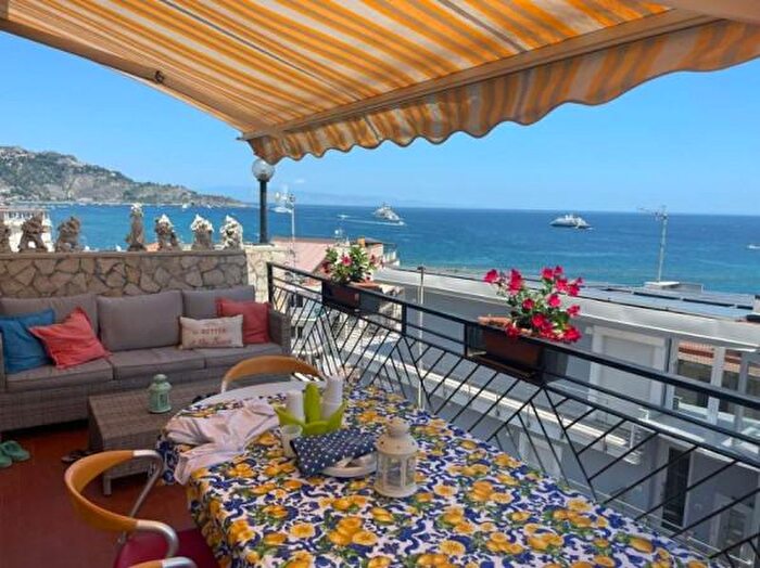 Appartamento quadrilocale in vendita in Via Vittorio Emanuele, Giardini Naxos