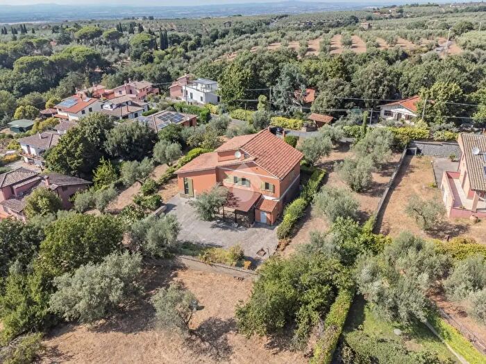 Casa con 10 locali in vendita in Via del Mandorlo, Vetralla