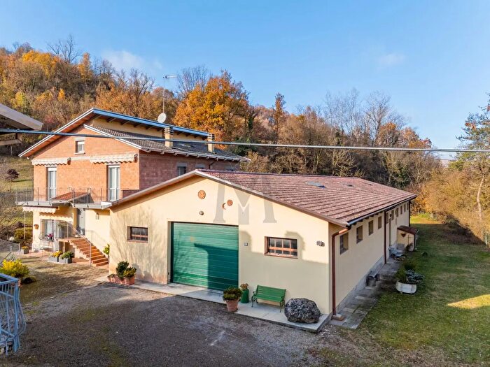 Casa con 9 locali in vendita in Canossa, Vezzano Sul Crostolo