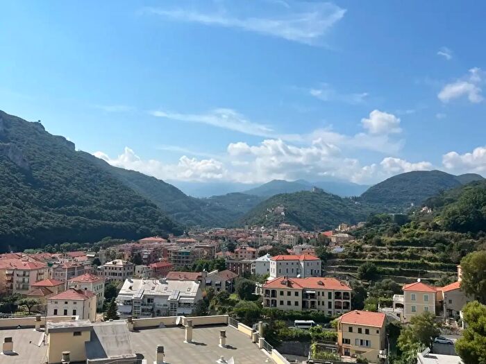Appartamento trilocale in vendita in Via della Pineta, Finale Ligure