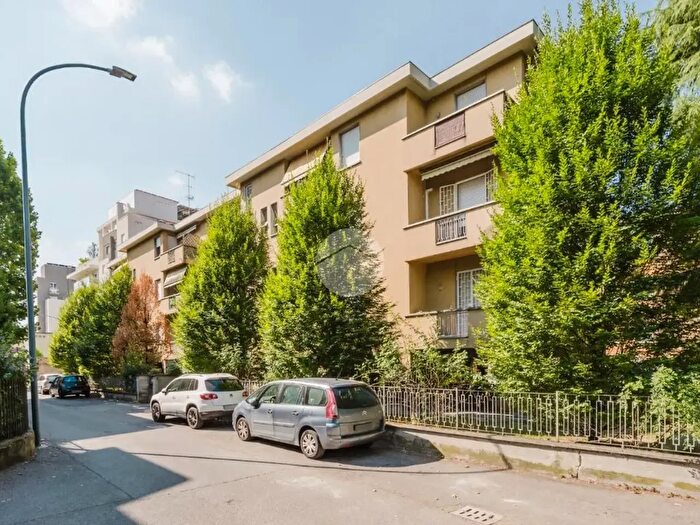 Appartamento con 5 locali in vendita in Via Renato Fucini, Bologna