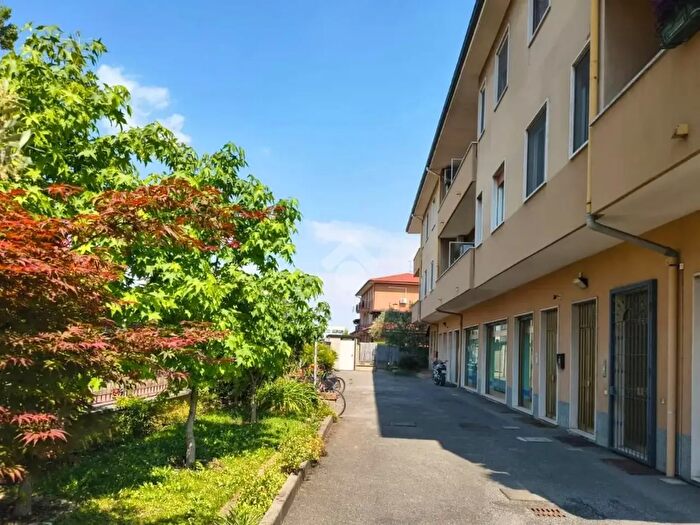 Appartamento trilocale in vendita in Via Roma, Pessano Con Bornago
