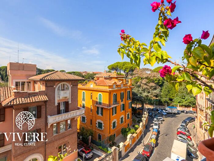 Appartamento con 6 locali in vendita in Via Savoia, Roma