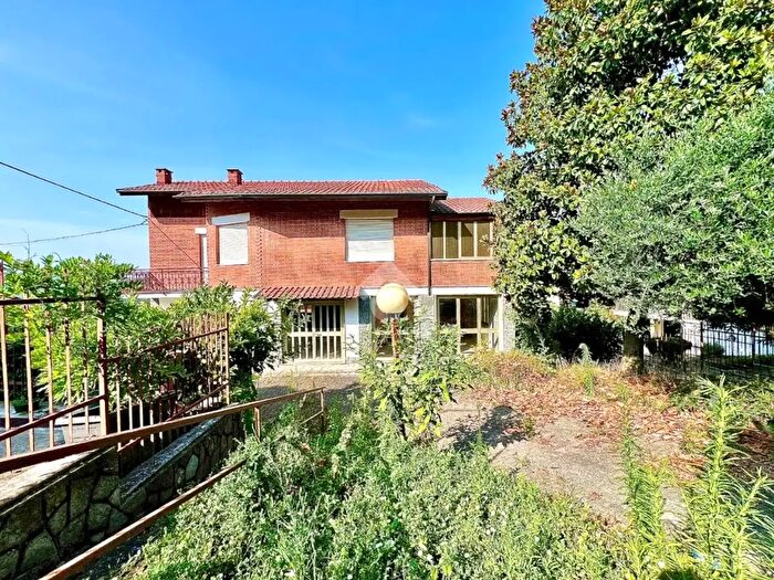 Casa con 5 locali in vendita in Strada San Dionigi, Montechiaro D'Asti