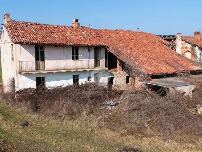 Casa quadrilocale in vendita in Frazione San Giovanni, Cherasco