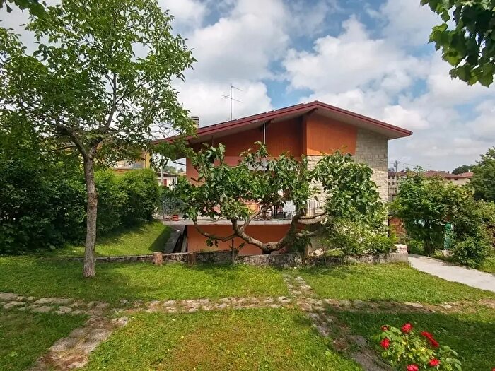 Casa con 9 locali in vendita in Via Mauro Tesi, Zocca