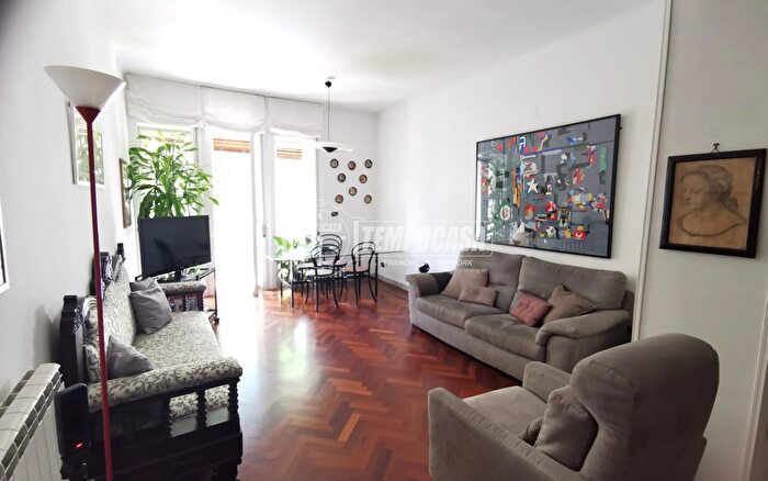 Appartamento con 6 locali in vendita in Via Girolamo Santacroce, Napoli