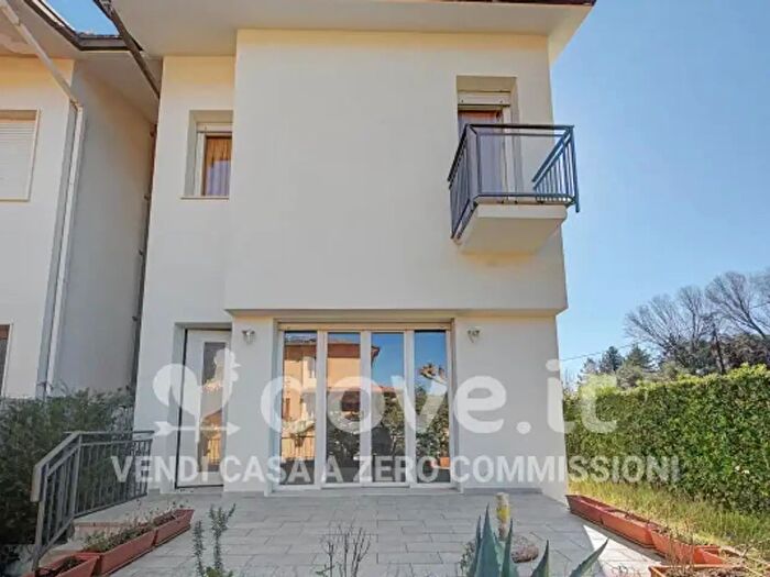 Casa con 5 locali in vendita in Via Venezuela, Camaiore