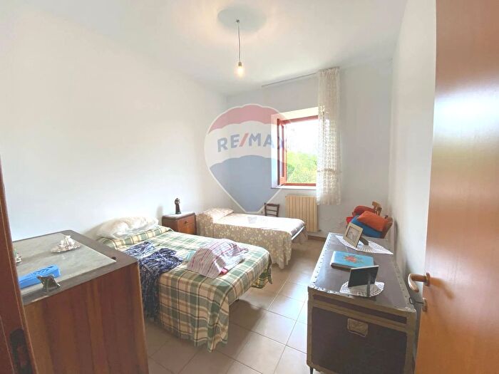 Casa con 9 locali in vendita in Scicli