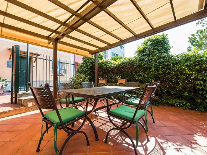 Casa con 10 locali in vendita in Via Erze, Genova