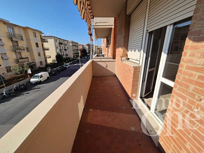 Appartamento con 8 locali in vendita in Via dei Pensieri, Livorno