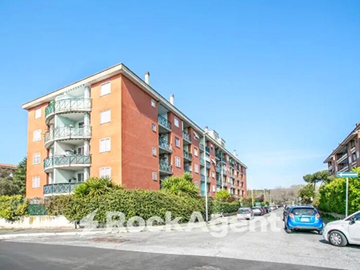 Appartamento quadrilocale in vendita in Via Rocca dei Nibli, Roma