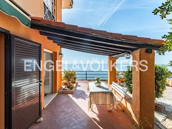Appartamento quadrilocale in vendita in Via Guglielmina dOlanda, Finale Ligure