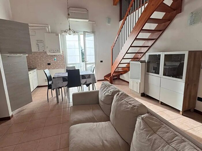 Appartamento trilocale in vendita in Via Carlo Guidelli, Modena