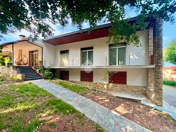 Casa con 5 locali in vendita in Via Ugo Foscolo, Broni