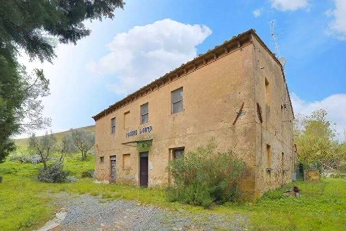 Casa con 12 locali in vendita in Volterra