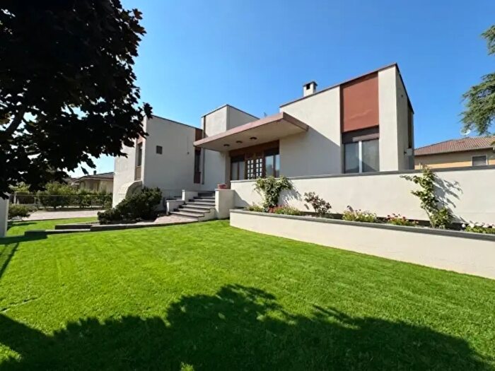 Casa con 6 locali in vendita in Voghera