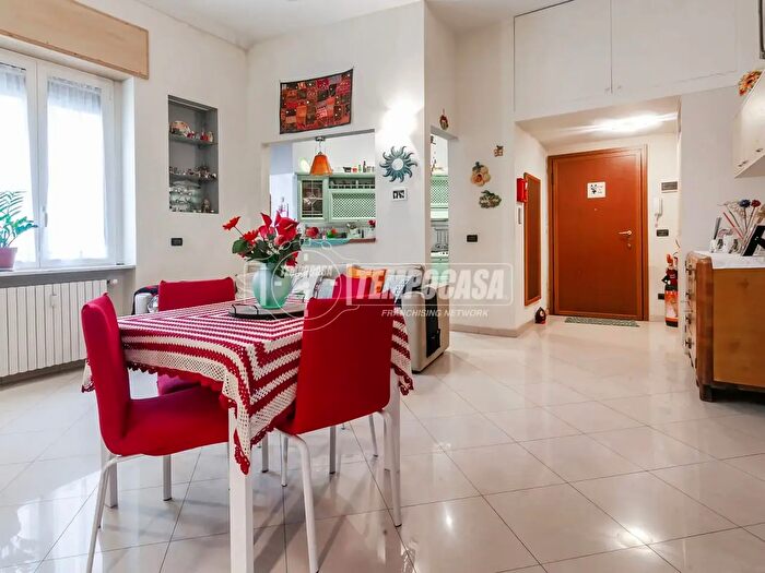 Appartamento trilocale in vendita in Via Legnone, Milano