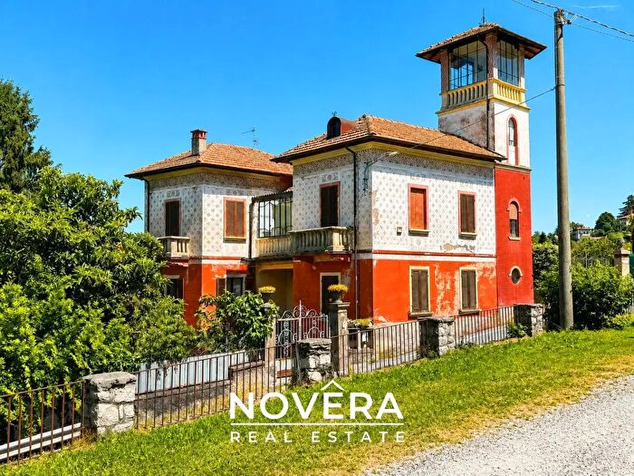 Casa con 10 locali in vendita in Via Vedasco, Stresa