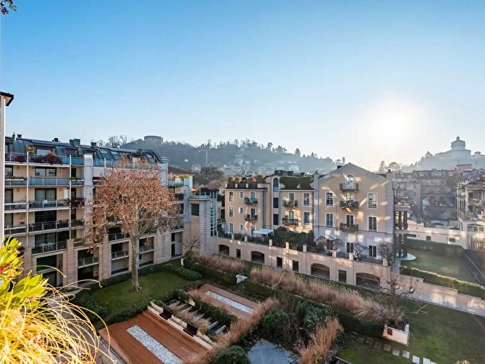 Appartamento con 5 locali in vendita in Via Martiri della Liberta, Torino