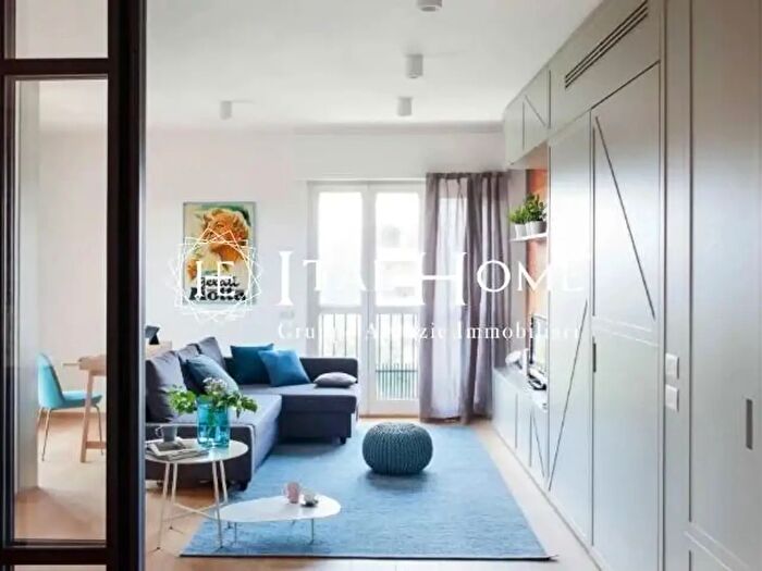 Appartamento trilocale in vendita in Via Lomellina, Milano