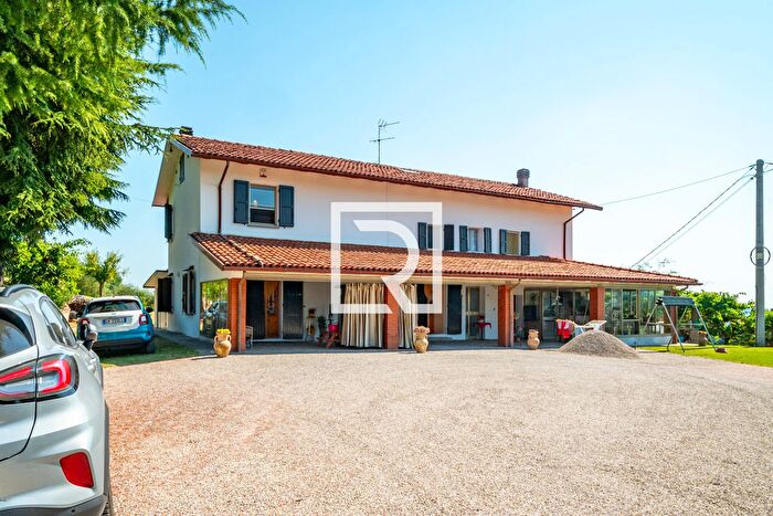 Casa con 8 locali in vendita in Roncofreddo