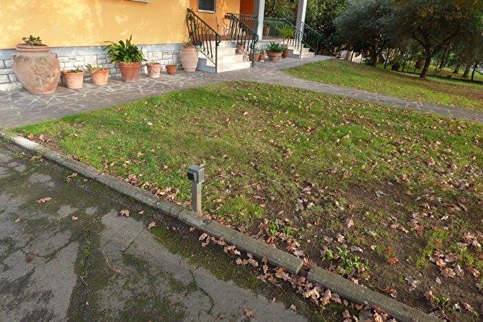 Casa con 10 locali in vendita in Lucca