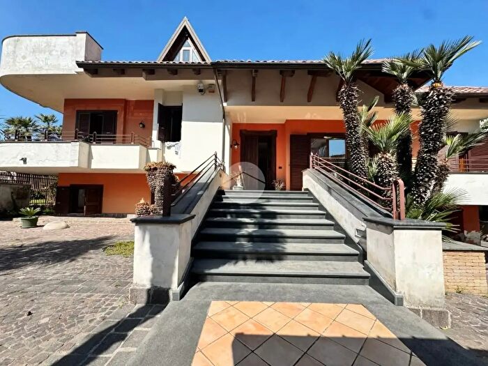Casa con 8 locali in vendita in Via Traversa Via Dante Alighieri, Giugliano In Campania