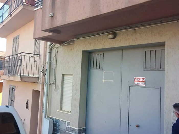 Casa con 8 locali in vendita in Via Fornazzo, Camporeale