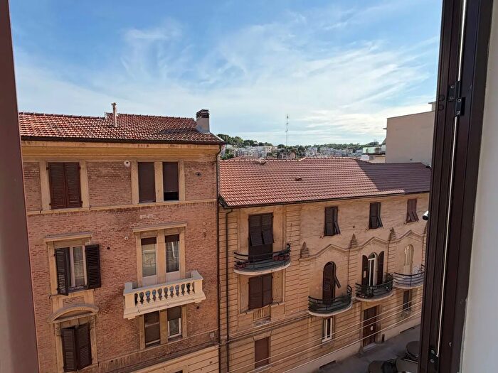 Appartamento trilocale in vendita in Ancona