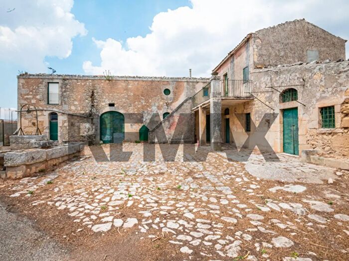Casa con 6 locali in vendita in Via Donato Rondinone Snc, Ragusa
