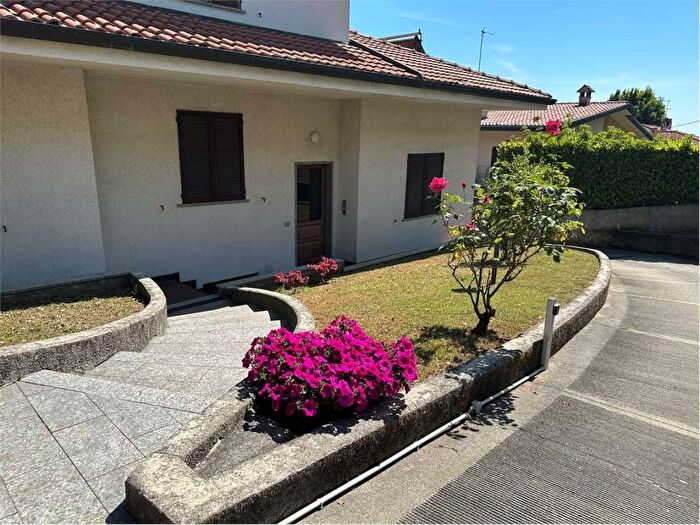 Appartamento trilocale in affitto in Via Monte Bisbino, Centro, Appiano Gentile