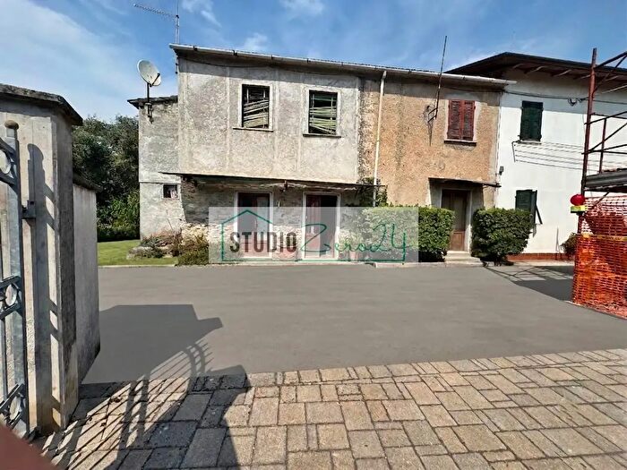 Casa con 6 locali in vendita in Via Debbia Vecchia, Montignoso