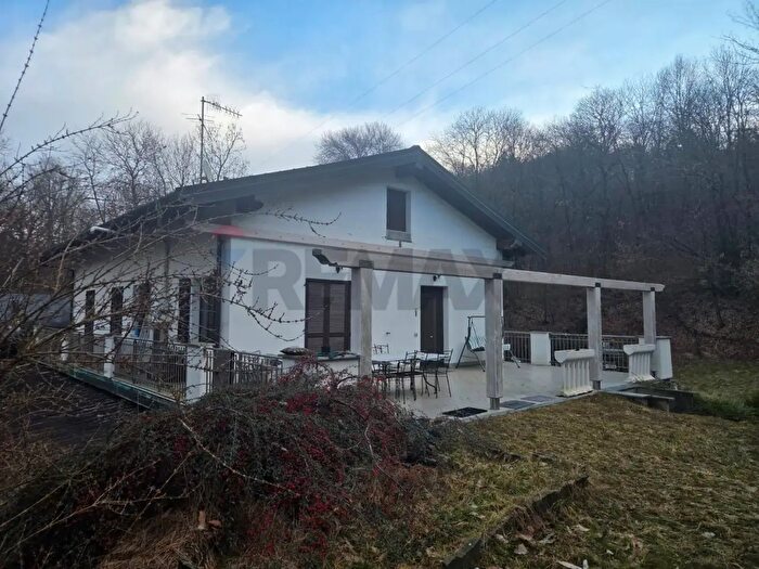 Casa quadrilocale in vendita in Via Costantino, Marchirolo