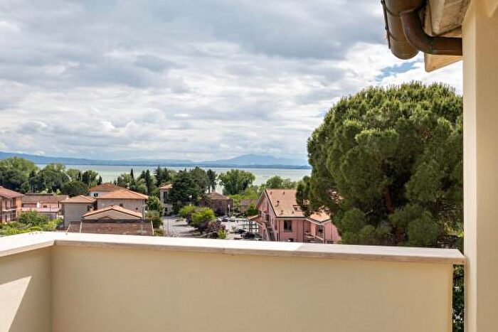 Appartamento quadrilocale in vendita in Via Mario Lucertini, Passignano Sul Trasimeno