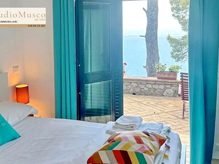 Appartamento trilocale in vendita in Via Tuoro, Capri