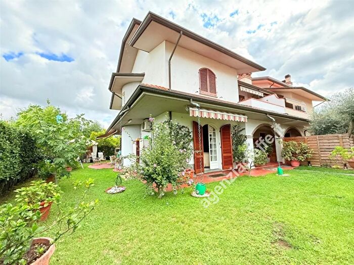 Casa con 10 locali in vendita in Massa