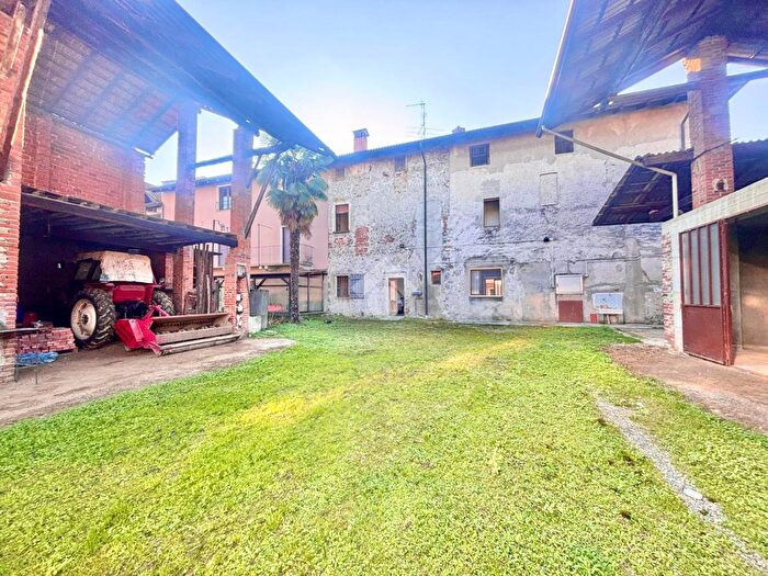 Casa con 5 locali in vendita in Piazza Vittorio Emanuele, Landiona