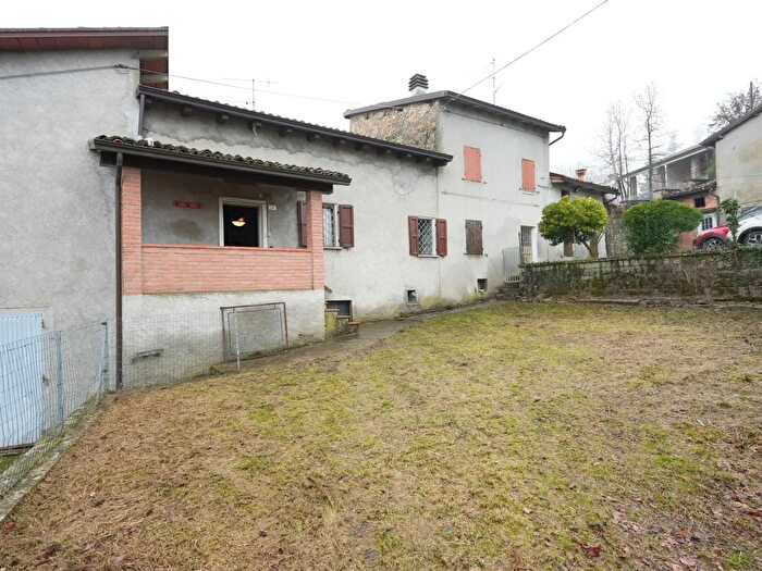 Casa con 9 locali in vendita in Roncaglio Cadrazzole, Canossa