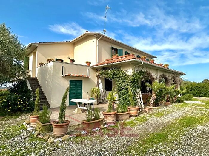 Casa con 6 locali in vendita in Via dei Parmigiani, Cecina