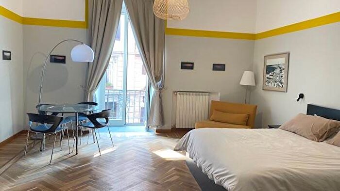 Appartamento bilocale in affitto in Via Chiatamone, Santa Lucia, Napoli