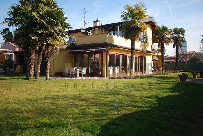 Casa con 10 locali in vendita in Via Parma, Brescia