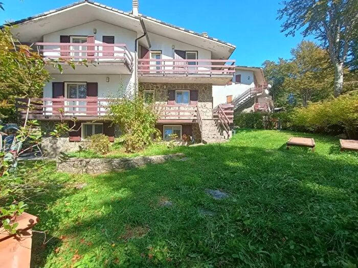 Casa con 10 locali in vendita in Zeri
